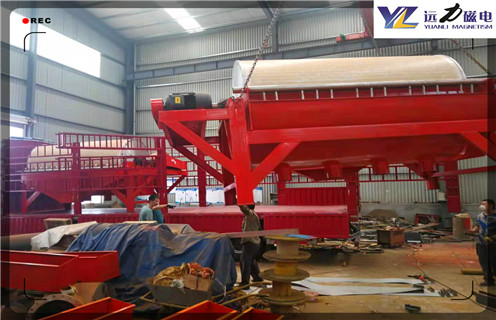 锰铁矿干式磁选机在磨矿回路的分级中注意的要点!16000-18000gs_小型铁矿石锰铁矿干式磁选机在磨矿回路的分级中注意的要点!16000-18000gs工作原理 _选矿流程锰铁矿干式磁选机适用于赤铁矿和褐铁矿。常用的还原剂有C,CO和H2比等。锰铁矿干式磁选机在加热过程中首先排出化合水,变成不含水的赤铁矿,然后被还原成磁铁矿。中性焙烧适用于菱铁矿。菱铁矿在不通空气或通入少量空气的条件下,加热到300-400℃时,被分解成磁铁矿。氧化焙烧适用于黄铁矿。黄铁矿在氧化气氛中短时间焙烧时被氧化变成磁黄铁矿,如果氧化时间很长,则磁黄铁矿变成磁铁矿。焙烧加热原料和还原过程中用的还原剂可分为气体、液体和固体三种。 一、锰铁矿干式磁选机在磨矿回路的分级中注意的要点!16000-18000gs_小型铁矿石锰铁矿干式磁选机在磨矿回路的分级中注意的要点!16000-18000gs工作原理 _选矿流程 1、对于锰铁矿干式磁选机形成磁聚团是不利的,因为非磁性颗粒也会被夹杂在聚团中。形成聚团会阻碍连生体同单个矿物颗粒分开。为了使两种磁化率相等而居里点不同的矿物磁分离,磁选可选择中间温度进行,在此温度下一种矿物的磁性已显著降低,而另一种则仍保持不变。湿式弱磁场永磁筒式分选过程是:矿浆经给矿箱给入槽体(底箱)后,在给矿喷水管的水流作用下,使矿粒呈松散状态进入箱底的给矿区。由于磁场的作用,磁性矿粒发生磁聚而形成“磁团”或“磁链”,并克服重力等机械力向磁极运动,而被吸引到筒体的表面上。 2、锰铁矿干式磁选机主要由脉动机构、激磁线圈、铁轭和转环等组成。转环用普通不锈钢加工的1块中环板、2块侧环板和74块梯形隔板围成双列共74个分选室。各分选室用1.Omm×4mm×12mm导磁不锈钢板网和0.7mm×10mm×25mm普通不锈钢大孔网交替重叠构成磁介质堆,导磁网和大孔网的充填率各为12%、3.2%。转环做顺时针旋转,矿浆从给矿斗给入,沿上铁轭缝隙流经转环,矿浆中的磁性颗粒吸附在磁介质表面,由转环带至顶部无磁场区,被冲洗水冲入精矿斗;非磁性颗粒则沿下铁轭缝隙流入尾矿斗带走高梯度磁选机采用转环立式旋转、反冲精矿,并配有高频振动机构。 3、强磁性矿物磁选时,除颗粒磁化率外,矿物的矫顽力和剩磁感应强度也起重要作用。磁选机的因素使颗粒在磁选机或磁化设备中形成磁团聚,并且在它离开磁场后,部分磁团仍然保持,使颗粒沉降加快。磁团聚现象在磨矿回路的分级作业中,特别是在机械分级中会影响分级效率。 锰铁矿干式磁选机在磨矿回路的分级中注意的要点!16000-18000gs_小型铁矿石锰铁矿干式磁选机在磨矿回路的分级中注意的要点!16000-18000gs工作原理 _选矿流程锰铁矿干式磁选机适用于赤铁矿和褐铁矿。常用的还原剂有C,CO和H2比等。锰铁矿干式磁选机在加热过程中首先排出化合水,变成不含水的赤铁矿,然后被还原成磁铁矿。中性焙烧适用于菱铁矿。菱铁矿在不通空气或通入少量空气的条件下,加热到300-400℃时,被分解成磁铁矿。氧化焙烧适用于黄铁矿。黄铁矿在氧化气氛中短时间焙烧时被氧化变成磁黄铁矿,如果氧化时间很长,则磁黄铁矿变成磁铁矿。焙烧加热原料和还原过程中用的还原剂可分为气体、液体和固体三种。 一、锰铁矿干式磁选机在磨矿回路的分级中注意的要点!16000-18000gs_小型铁矿石锰铁矿干式磁选机在磨矿回路的分级中注意的要点!16000-18000gs工作原理 _选矿流程 1、对于锰铁矿干式磁选机形成磁聚团是不利的,因为非磁性颗粒也会被夹杂在聚团中。形成聚团会阻碍连生体同单个矿物颗粒分开。为了使两种磁化率相等而居里点不同的矿物磁分离,磁选可选择中间温度进行,在此温度下一种矿物的磁性已显著降低,而另一种则仍保持不变。湿式弱磁场永磁筒式分选过程是:矿浆经给矿箱给入槽体(底箱)后,在给矿喷水管的水流作用下,使矿粒呈松散状态进入箱底的给矿区。由于磁场的作用,磁性矿粒发生磁聚而形成“磁团”或“磁链”,并克服重力等机械力向磁极运动,而被吸引到筒体的表面上。 2、锰铁矿干式磁选机主要由脉动机构、激磁线圈、铁轭和转环等组成。转环用普通不锈钢加工的1块中环板、2块侧环板和74块梯形隔板围成双列共74个分选室。各分选室用1.Omm×4mm×12mm导磁不锈钢板网和0.7mm×10mm×25mm普通不锈钢大孔网交替重叠构成磁介质堆,导磁网和大孔网的充填率各为12%、3.2%。转环做顺时针旋转,矿浆从给矿斗给入,沿上铁轭缝隙流经转环,矿浆中的磁性颗粒吸附在磁介质表面,由转环带至顶部无磁场区,被冲洗水冲入精矿斗;非磁性颗粒则沿下铁轭缝隙流入尾矿斗带走高梯度磁选机采用转环立式旋转、反冲精矿,并配有高频振动机构。 3、强磁性矿物磁选时,除颗粒磁化率外,矿物的矫顽力和剩磁感应强度也起重要作用。磁选机的因素使颗粒在磁选机或磁化设备中形成磁团聚,并且在它离开磁场后,部分磁团仍然保持,使颗粒沉降加快。磁团聚现象在磨矿回路的分级作业中,特别是在机械分级中会影响分级效率。