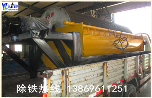 抛丸机永磁筒式磁选机工作原理：  　　经原料矿石筛选后由进料器从干式磁选机的顶部,通过料斗连接,在流动到顶部的辊子松动,状态下降时,铁磁性材料通过重力和磁力,快速落在滚筒上,并吸附在滚筒表面.  　　非磁性有色金属材料在重力作用下落在磁性材料的外面.这些材料随着筒体的旋转,非磁性材料在重力作用下从气缸下落,在滑槽中.含铁磁性材料吸附在圆筒的表面上并继续旋转,直到其不具有磁力.材料从带式输送机排出,并最终分成含铁材料和无铁材料.  　　3.抛丸机永磁筒磁选机实验  　　潍坊开云·体育-开云体育官方网站配备各类选矿实验的磁选设备,型号齐全,优质低价,可定制,并且公司成立了大型选矿实验室,可以普通的金属矿物和非金属矿物加工在机器上和实验室为客户分析其成份,并为客户推荐客户使用相关型号.