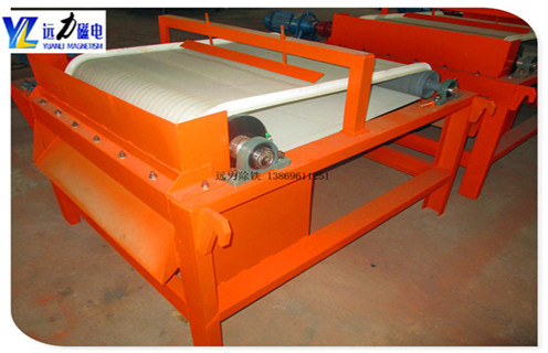 1.小型干式磁选机受欢迎的原因 1.1.由于近期铁矿石价格继续上涨,磁选矿机的节能效率提出了新的要求; 1.2.小型干式磁选机市场,不仅为用户降低投资成本,而且可以创造相当的经济价值. 1.3.小型干式磁选机的普及,使得一些老式磁选机逐渐淘汰. 1.4.开云·体育-开云体育官方网站提供完善的生产小型干式磁选机,所生产的设备得到了广大用户的广泛赞誉,该设备采用永磁系统,采用移动式式运行方式提高了材料的利用率. 1.5.小型磁选机设备在行业中推动新型设备的发展,进一步满足除铁工业的需要,并在除铁工业的应用中发挥了很大的推动作用 2.矿用小型磁选机价格与磁系的关系 2.1磁选机的价格和磁块的尺寸是密不可分的,有很多用户不明白与磁块的关系,今天远力小编给你一个详细分析它们之间的关系,磁管包括磁块和圆筒,我们先核算下成本价格,磁块的价格还没有下降,一块高强磁的磁强度会几百块钱,这样我们可以计算出来. 2.2磁选机滚筒的尺寸越大,所需磁铁的磁场强度越大,磁性块越高,磁铁的强度要求也越高,使得磁选机的价格由气缸的成本决定.