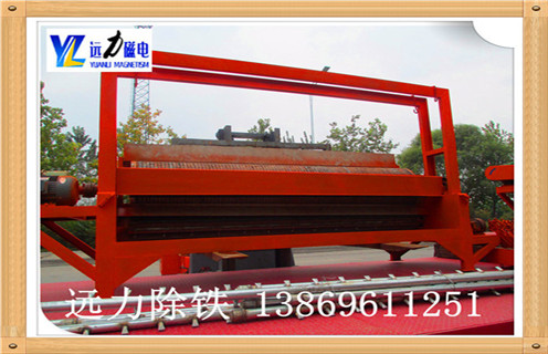 1.1.锰矿湿式磁选机圆筒转速：  　　转速的转速,这样的设计直接决定了矿物颗粒所受到的离心力的大小.旋转速度增加,通过磁场吸引力,即使其中的小块矿物颗粒被甩入尾矿,精品矿物的品位也得到提升,但对铁回收有一些不是特别全面的影响.应该特别注意浓缩物的质量和处理量,所以湿式磁选机的滚筒的转速应当适当地改变.  　　1.2.锰矿湿式磁选机磁偏角：  　　磁偏角的大小,决定了分选区域的大小.矿物物料随着磁偏角的增大,分选面积变小,分选时间缩短,浓缩品级别提高,对其它方面的影响相对较小,可以获得满意的结果.公司的湿式湿式磁选机磁性系统非常完善,磁路合理,磁偏角可根据不同矿石特性要求,可在5°-25°范围内调整.  　　1.3.锰矿湿式磁选机工作间隙：   工作间隙为气缸和罐体之间的扫掠区域底部,用于最小浆料通过截面.其尺寸决定了湿式磁选机的容量,间隙越大,体积越大,但尾渣损失越多;相反,加工量小,影响生产,根据不同情况,间隙一般为35-60mm.  　　1.4.锰矿湿式磁选机在间隙处：   在集中器处的间隙,根据生产能力确定.太小影响矿石的排放,而尾矿等级也增加,降低了加工能力;根据浓缩物的大小,间隙为15-25mm,一般取20mm.  　　锰矿湿式磁选机厂家提醒用户不仅要考虑质量,性能和价格因素,还要考虑厂家的售后服务,良好的售后服务为客户减少不必要的麻烦数量.潍坊开云·体育-开云体育官方网站始终坚持“客户至上”的态度,执行高标准,高品质的服务态度,定期对客户满意度进行调查,并严格监督售后服务的质量,以消除客户的顾虑,购买用户完全没有后顾之忧.