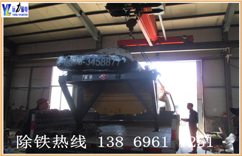 为什么普通型干式磁选机的跑尾情况比较高,潍坊开云·体育-开云体育官方网站生产的干式磁选机具有磁系设计结构先进.整机重量轻.运转快速可靠.而且维修方便.干式磁选机非常适用于干旱缺水地区, 这样不仅能够节省水资源,而且能够为客户降低选矿成本,为超贫磁铁矿开采和利用开辟了一条新途径.​