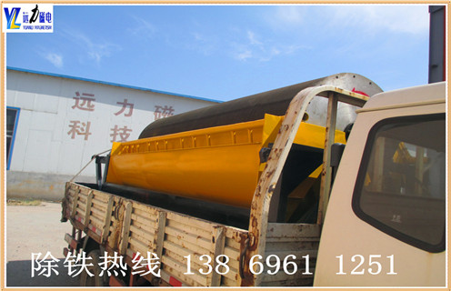 .远力干式磁选机新型设计,减少尾矿跑尾  　　开云·体育-开云体育官方网站
独创的专利技术,采用吸附.去杂.提纯.脱磁4段复合磁系的排列方法,采用优质铁氧体和钕铁硼材料与稀土磁钢复合而成.此种磁系排列方法可广泛应用于贫磁铁矿的富集提纯.河沙选铁.钢渣提纯.钛铁矿分离等,干式磁选机非常适用于干旱缺水地区,节省水资源,降低选矿成本,为超贫磁铁矿开采和利用开辟了一条新途径. 采用独有变频调速电动机,使用寿命长,运行故障低,可随时调节粗精矿品味高低