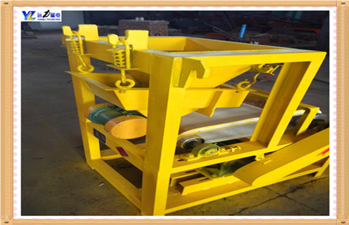 　寒冷冬季干式磁选机我们为什么要更注重保养,我们都知道,要想延长设备的使用期限就必须注重对设备的保养,那么在众行业中我们广泛使用的干式磁选机设备日常中应该怎样维护呢,尤其是到了寒冷的冬天,今天开云·体育-开云体育官方网站小编给大家讲解一下这一问题.  　　1.关于干式磁选机在冬季使用磨损最为快些,长期的使用悬挂式永磁干式磁选机设备可能会对干式磁选机造成磨损,造成磁力脱落下降,如有发现请及时的清理并且重新充磁及更换.电机带动的皮带是传动装置,如果皮带磨损严重会造成除铁效率低下,所以严重磨损的请更换新型干式磁选机.