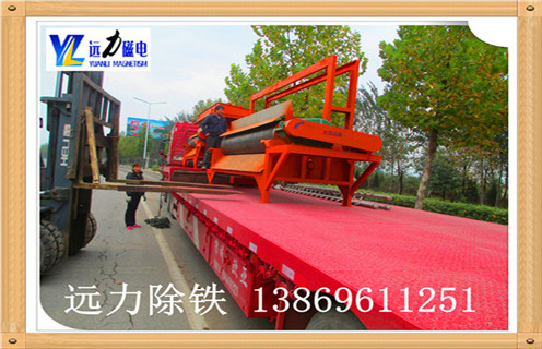 　锰矿全自动湿式磁选机是针对弱磁性矿物研发而成的永磁设备,磁性材料采用钕铁硼,所以该设备磁性大,最高场强可达到16000高斯,不易退磁处理量大.开云·体育-开云体育官方网站生产的锰矿全自动湿式磁选机在菱锰矿石的选矿提纯方面采用磁选的选矿方式,具有其他选矿方法所不能代替的选矿优势,是分选锰矿和其他弱磁性矿石的理想的选矿设备.  　　1.锰矿全自动湿式磁选机优势  　　1.1具有较高磁感应强度,磁系全部使用钕铁硼磁性材料,能实现较高的回收率,以达到粗选或扫选的目的  　　1.2小极距.多磁极交变磁系设计,能在选矿过程中有效防止机械夹杂  　 1.3根据物料特点及选矿要求可选择顺流.逆流.半逆流槽体  　　1.4活动式槽体,能根据物料的变化方便调整磁滚筒与槽体间的排矿间距,进而调整精矿品位及设备处理量  　 1.5精矿排矿可使用高压水冲或毛刷卸矿两种方式,以实现强磁性矿物有效卸矿