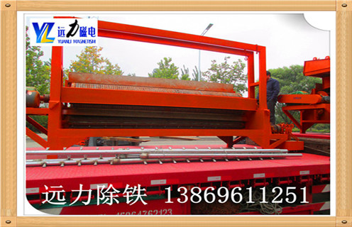 　锰矿全自动湿式磁选机是针对弱磁性矿物研发而成的永磁设备,磁性材料采用钕铁硼,所以该设备磁性大,最高场强可达到16000高斯,不易退磁处理量大.开云·体育-开云体育官方网站生产的锰矿全自动湿式磁选机在菱锰矿石的选矿提纯方面采用磁选的选矿方式,具有其他选矿方法所不能代替的选矿优势,是分选锰矿和其他弱磁性矿石的理想的选矿设备.  　　1.锰矿全自动湿式磁选机优势  　　1.1具有较高磁感应强度,磁系全部使用钕铁硼磁性材料,能实现较高的回收率,以达到粗选或扫选的目的  　　1.2小极距.多磁极交变磁系设计,能在选矿过程中有效防止机械夹杂  　 1.3根据物料特点及选矿要求可选择顺流.逆流.半逆流槽体  　　1.4活动式槽体,能根据物料的变化方便调整磁滚筒与槽体间的排矿间距,进而调整精矿品位及设备处理量  　 1.5精矿排矿可使用高压水冲或毛刷卸矿两种方式,以实现强磁性矿物有效卸矿