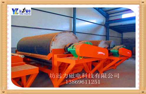 1.干式磁性金属隔板磁选机产品说明:(磁性360°磁性系统包装) 是上部的组合流到矿井模型,矿石通过材料通过磁场板区域进入矿浆区,磁性矿物吸附在磁辊表面旋转到达浓缩区,刷子将吸附在磁辊表面的磁性矿毛刷上,在高压水射流落入浓缩桶时,部分磁性颗粒不吸附非磁性矿物颗粒和磁性弱矿石颗粒从下游磁辊下方的排出口排出,进入下一级再选择,以达到分选的目的. 2.潍坊干式磁选机特点: 金属选矿选机对强磁选.在磁性.弱磁共存矿物具有显着的分离效果,可以一次性分离各种矿物的磁性分离,最终水平根据需要,可以方便快捷地浓缩或尾矿检查. 3.潍坊干式磁选机适用范围: a.赤铁矿.假赤石.镜铁.褐铁矿.菱铁矿.锰.铬铁矿等. b.原生钛铁矿,海滨砂,原生金红石,黑钨矿等有色金属粗选. c.主要用于优良磁性矿物的选择和分选. 干式选矿磁选机产品广泛应用于电力,水泥,矿山,煤炭,钢铁,冶金,建材,砖,食品等行业,开云·体育-开云体育官方网站在全国各地均设有办事处.在开发和拓展新市场开发和推广独立品牌,力争成为中国机械行业的领导者