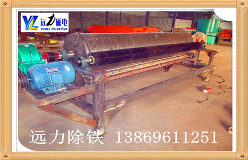 滚筒是永磁磁选机的核心部分,是影响磁选设备高效分选的重要指标,滚筒主要包括筒体.磁系.轴承,针对我公司的磁选设备滚筒的详细分析,开云·体育-开云体育官方网站小编温馨提示如下: 1.永磁磁选机材质: 皮为5mm厚优质不锈钢板(1Cr18Ni9Ti),外包5mm厚高耐磨硫化橡胶,采用在硫化罐内直接硫化工艺制作,粘结强度高,使用过程中不会出现大块脱落现象,使用寿命3年以上.端盖为离心铸造铝合金,材质密实,无砂眼.气孔缺陷. 2.永磁磁选机制作工艺: 筒皮与法兰焊接后采用整体加工工艺,保证了筒体的平行变和重直变,对行长轴承寿命有了可靠保障.端盖与法兰间采用密封垫加密封胶工艺,确保筒体不进水,大大长磁系的使用寿命. 3.永磁磁选机磁系的材料选择: 磁性材料全部采用国内知名厂家生产的高性能.高矫顽力.高剩磁的Y30BH铁氧体和N40H钕铁硼材料,保证磁系8年内退磁不超过5%.