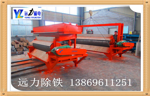 滚筒是永磁磁选机的核心部分,是影响磁选设备高效分选的重要指标,滚筒主要包括筒体.磁系.轴承,针对我公司的磁选设备滚筒的详细分析,开云·体育-开云体育官方网站小编温馨提示如下: 1.永磁磁选机材质: 皮为5mm厚优质不锈钢板(1Cr18Ni9Ti),外包5mm厚高耐磨硫化橡胶,采用在硫化罐内直接硫化工艺制作,粘结强度高,使用过程中不会出现大块脱落现象,使用寿命3年以上.端盖为离心铸造铝合金,材质密实,无砂眼.气孔缺陷. 2.永磁磁选机制作工艺: 筒皮与法兰焊接后采用整体加工工艺,保证了筒体的平行变和重直变,对行长轴承寿命有了可靠保障.端盖与法兰间采用密封垫加密封胶工艺,确保筒体不进水,大大长磁系的使用寿命. 3.永磁磁选机磁系的材料选择: 磁性材料全部采用国内知名厂家生产的高性能.高矫顽力.高剩磁的Y30BH铁氧体和N40H钕铁硼材料,保证磁系8年内退磁不超过5%.