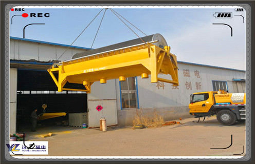 江西磁选机厂家,磁选机适用于粒度3mm以下的磁铁矿、磁黄铁矿、焙烧矿、钛铁矿等物料的湿式磁选,也用于煤、非金属矿、建材等物料的除铁作业。磁选机的磁系采用优质铁氧体材料或与稀土磁钢复合而成,筒表平均磁感应强度为100~600mT。根据用户需要,可提供顺流、半逆流、逆流型等多种不同表强的磁选。开云·体育-开云体育官方网站磁选设备具有结构简单、处理量大、操作方便、易于维护等优点。 一、江西磁选机厂家产品特点 1、贫铁矿经粗碎或中碎后的粗选,排除围岩等废石,提高品位,减轻下一道工序的负荷。 2、用于赤铁矿还原闭路焙烧作业中将未充分还原的生矿选别,返回再烧。 3、用于陶瓷行业中将瓷泥中混杂的铁除去,提高陶瓷产品的质量。 4、燃煤矿、铸造型砂、耐火材料以及其它行业需要用的除铁作业。 二、江西磁选机厂家产品详介 1、磁选机磁系磁场性能较高,磁感应强度高,磁场深度大,成品物料要高于同规格设备的20%,成为目前市场上是热门设备之一。 2、衬板磨损少,磁选机轴承具有过高承载能力,使磁选机在运转中无任何异常故障的出现,运转非常平稳可靠,有效提高磁选机的生产和处理能力。 3、应用范围广,磁选机槽体可分为顺流式、逆流式、半逆流式三种,用户可根据不同的需求进行选取,满足不同物料的应用。 4、品位高、负荷低,贫铁矿经粗碎或中碎后的粗选,排除围岩等废石,提高品位,减轻下一道工序的负荷。